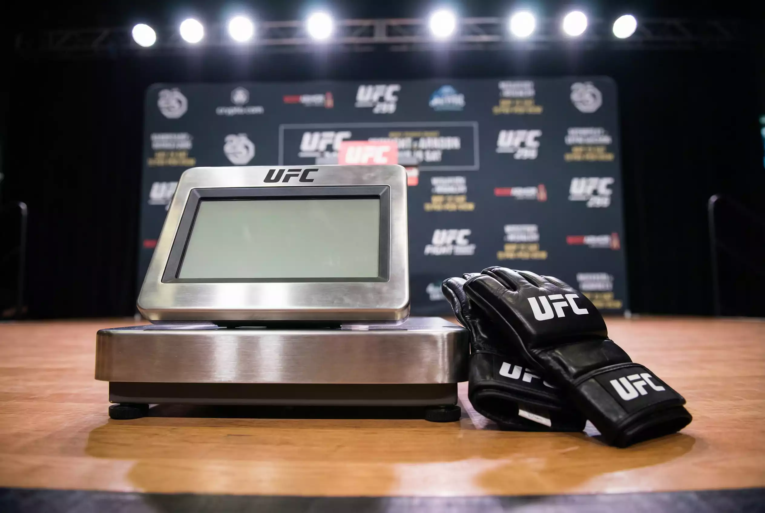 Báscula oficial de pesaje de UFC con guantes de MMA al lado